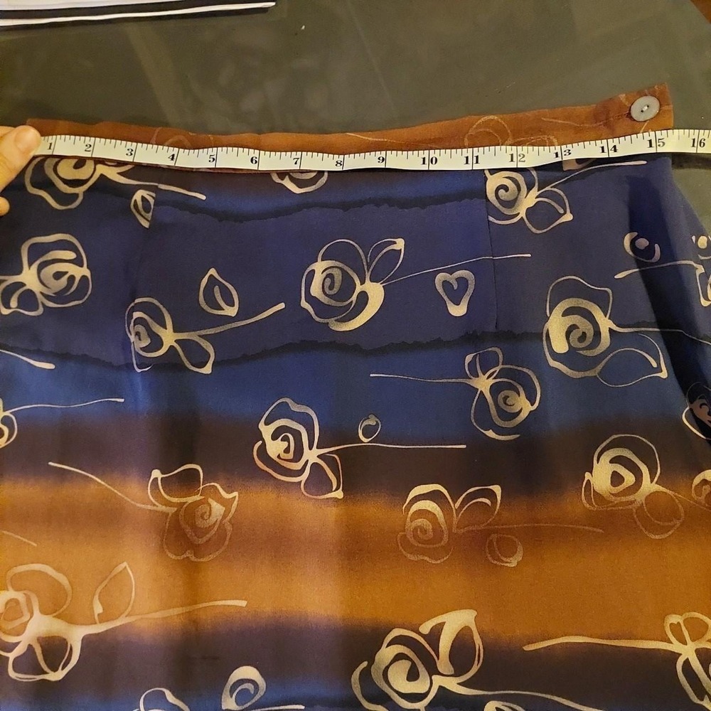 Vintage 100% silk brown and blue skirt with a rose and heart print. - Picture 4 of 5